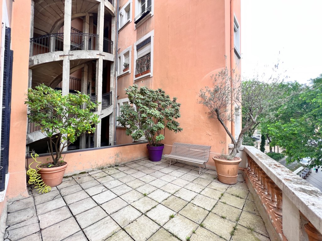 T3 D'EXCEPTION AVEC TERRASSE / PROXIMITE PLACE SATHONAY - Photo 2