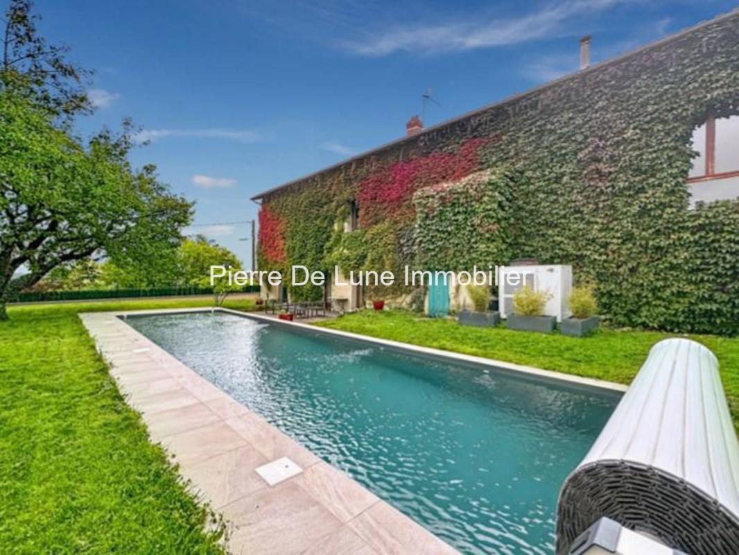 Maison de caractère au cœur du village, vie à pied & piscine