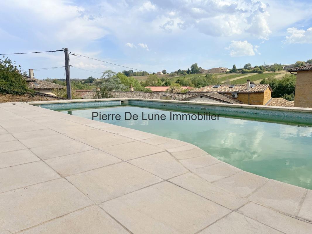 Pouilly-le-Monial : Exclusivité Terrain constructible non viabilisé de 550m² environ. .Entrée pavée. Libre constructeur. Proximité Villefranche. Informations Loi Alur. Statut du négociateur : salarié. Honoraires à la charge du vendeur