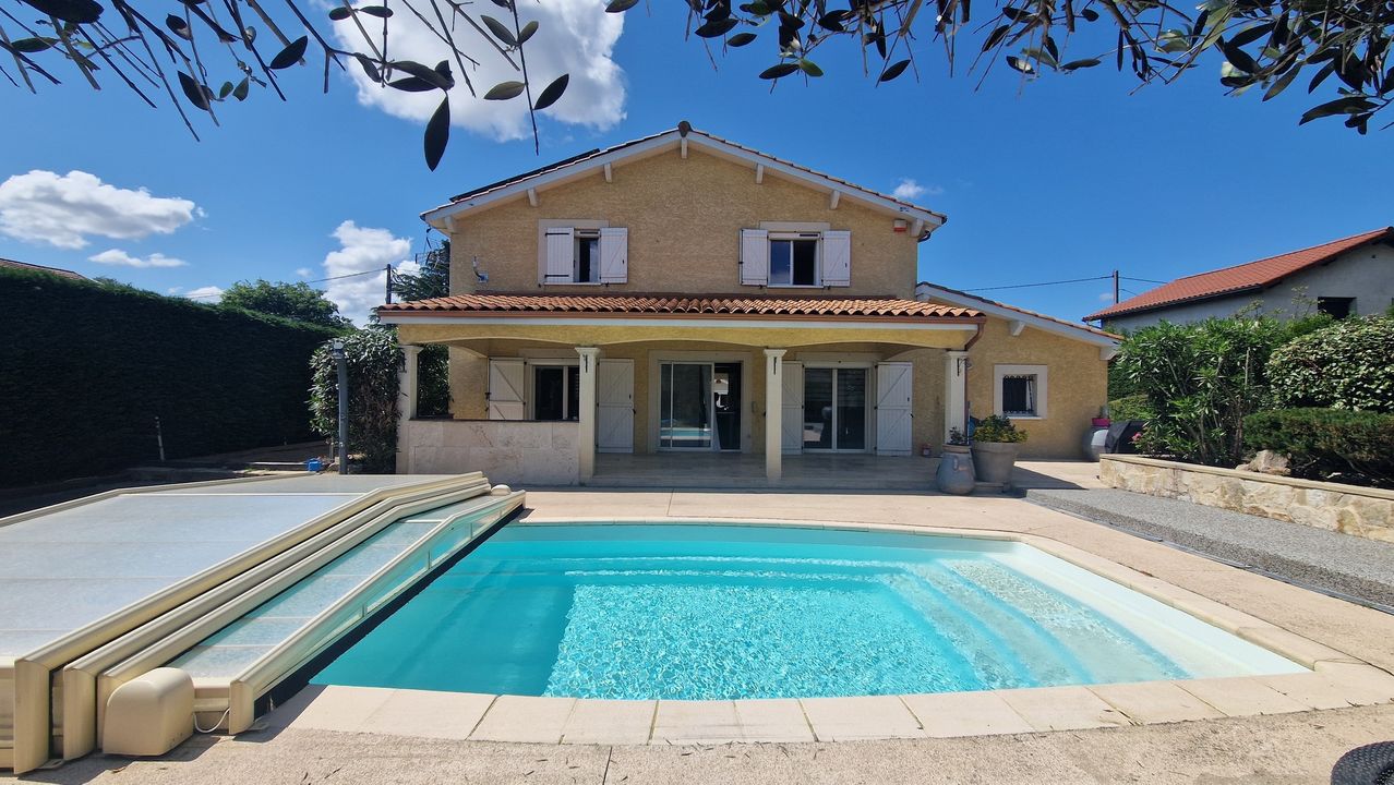 JOLIE MAISON D'EXEPTION A GENAS DE 177 m² AVEC PISCINE ET