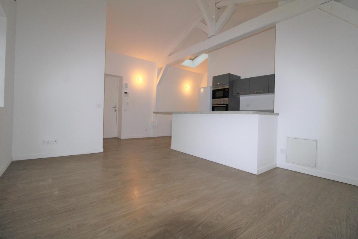 SUBERPE T3 de 61 m² rénové dans un bel immeuble à BELLEVILLE EN BEAUJOLAIS !