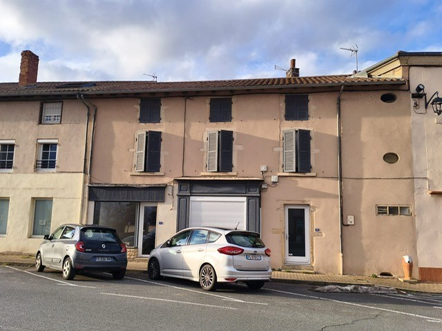 Maison avec local attenant et fort potentiel – Place du village