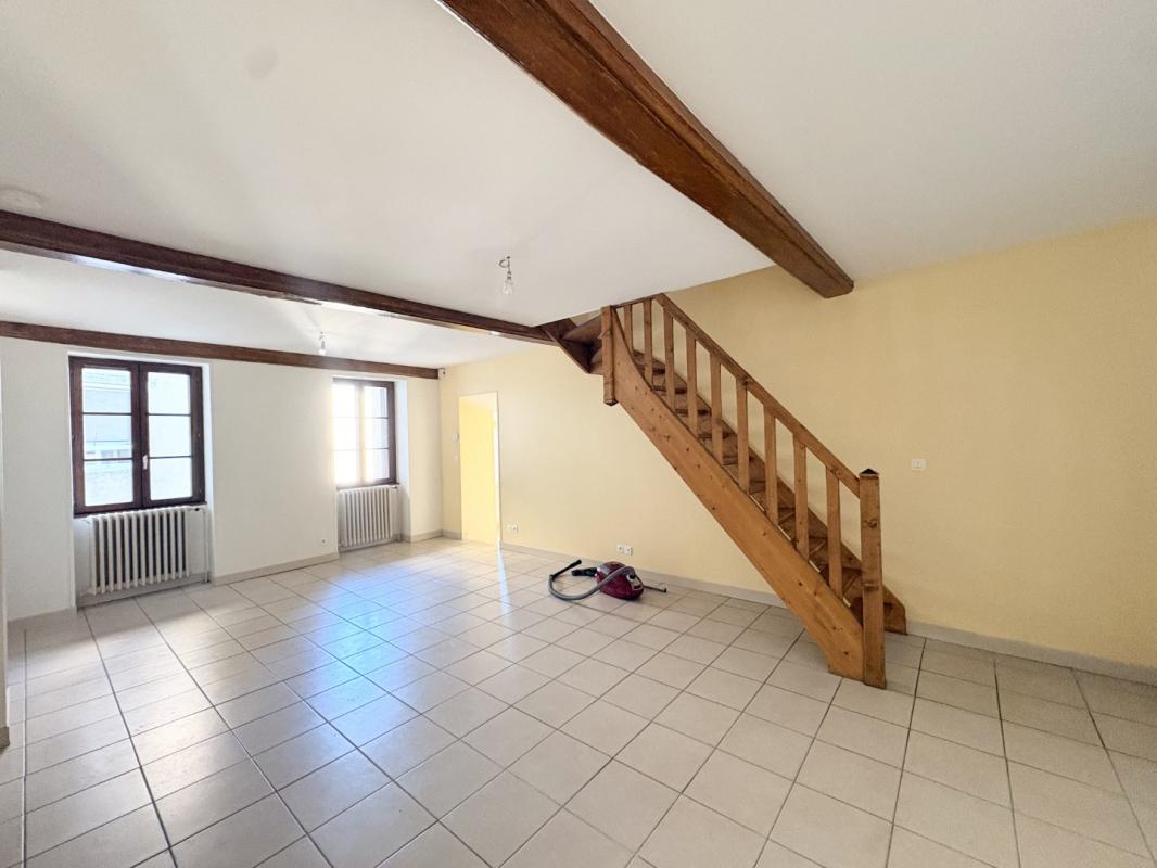 Sur la commune de JULLIE, maison de village T4 de 84 m² !