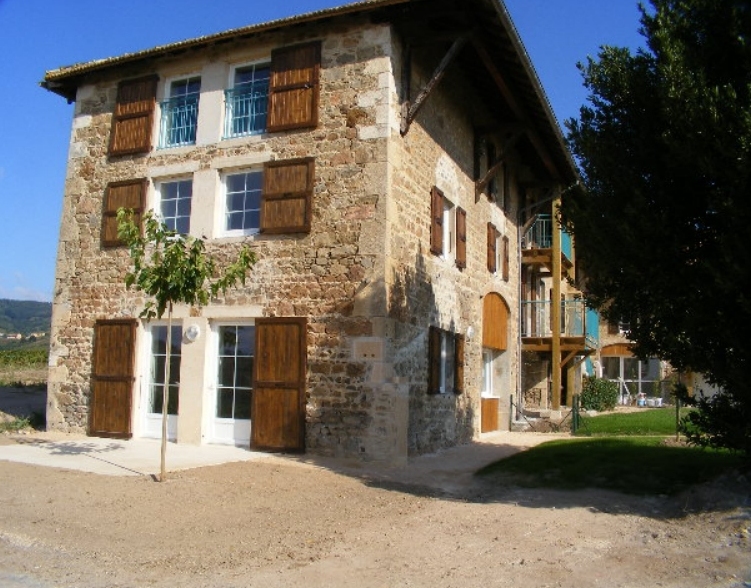 Magnifique maison en pierres de 140 m² en copropriété avec jardin, terrasse, garage et vue sur les vignes