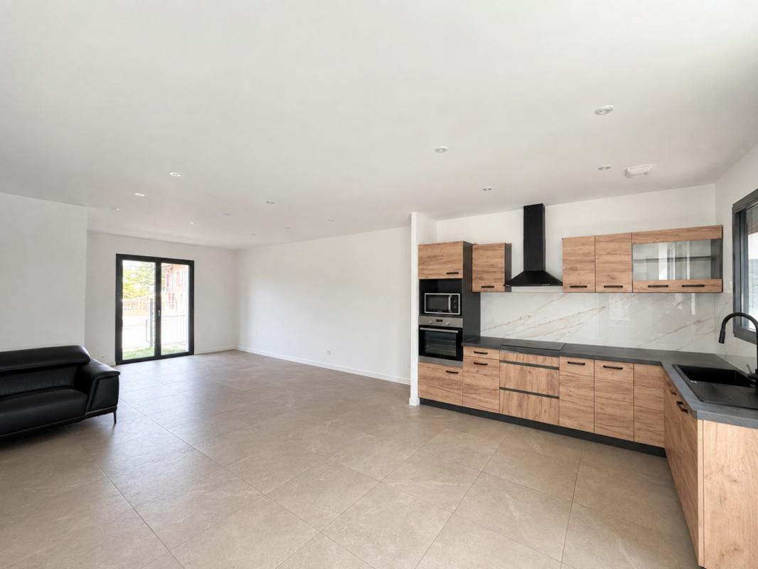 Sur la commune de REGNIE DURETTE, VILLA T5 de 97m² !