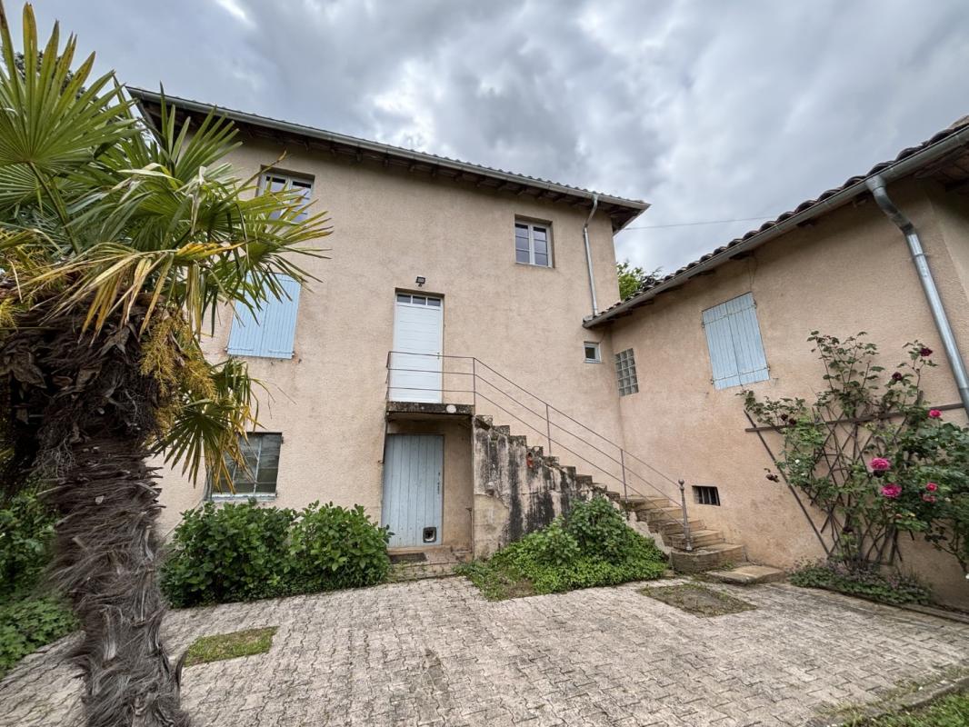 Sur la commune de CHENAS, au calme BELLE MAISON T4 de 94m² avec terrain !