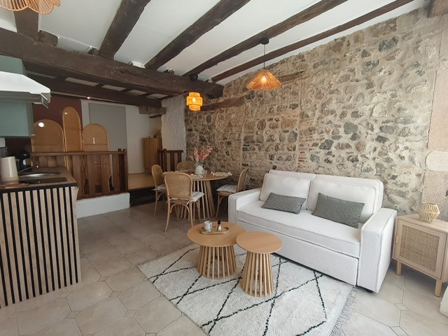 BEAUJEU CENTRE – STUDIO MEUBLE ENTIÈREMENT RÉNOVÉ – 28 m²