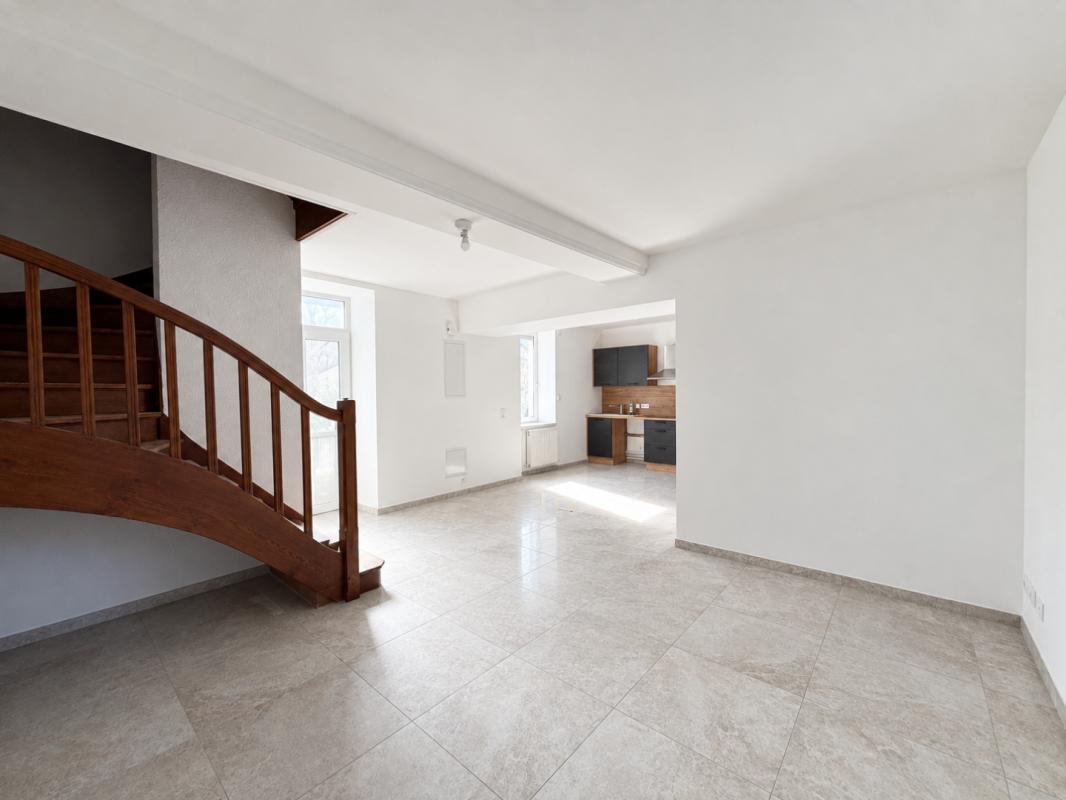 MAISON EN TRIPLEX DE 83 m² située à La Croisée à GUEREINS !