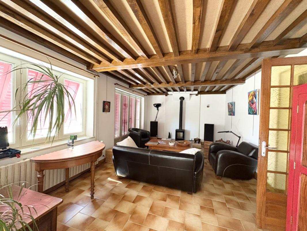 Sur la commune de VILLIE MORGON, Maison de 178 m² avec jardin et garage