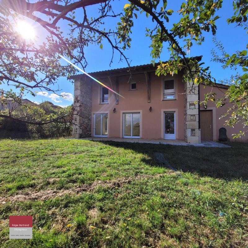 A LOUER sur la commune de Fleurie, CHARMANTE MAISON T4 de 88m² avec terrain !