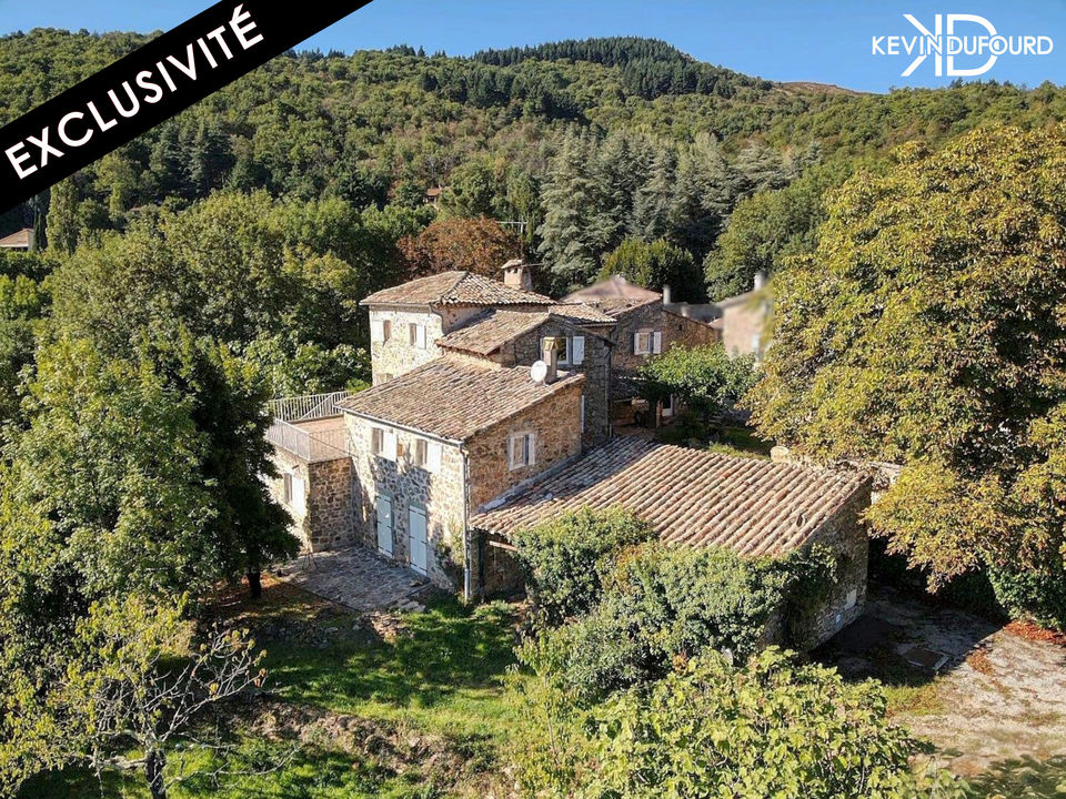 Ensemble immobilier de 300m² avec un terrain de 1,2 ha à