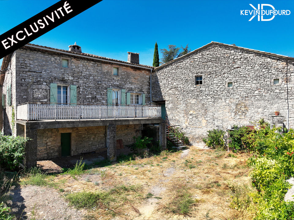 Corps de ferme avec cour intérieure et caves à ORGNAC L'AVEN