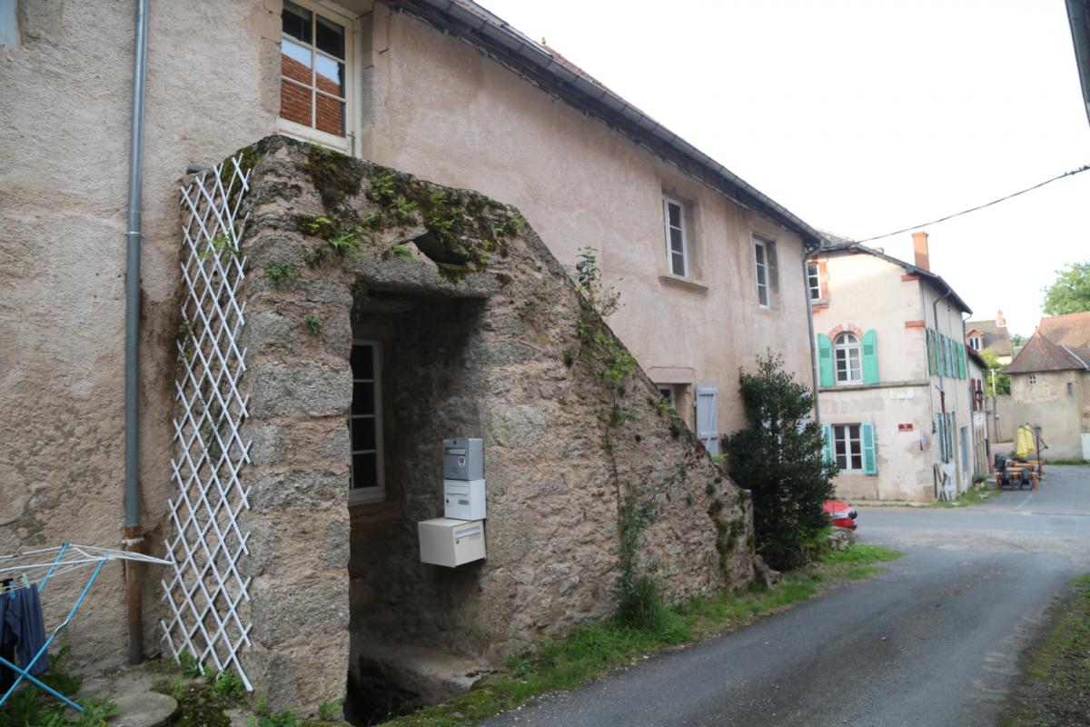 Maison de 245 m² composée de 4 logements en centre bourg
