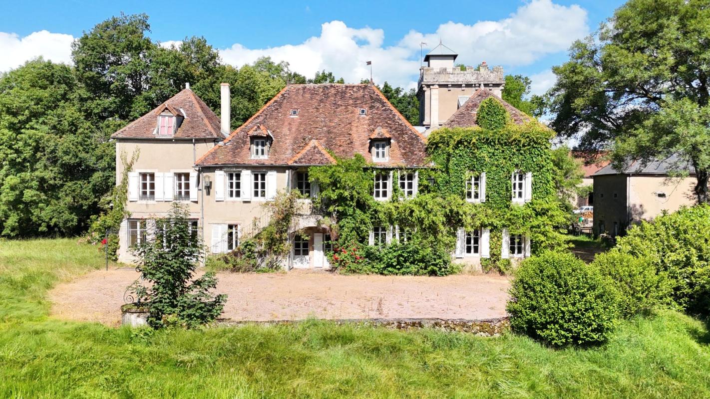 Petit château du 16ème sur 1 ha 30 de parc avec tennis et piscine