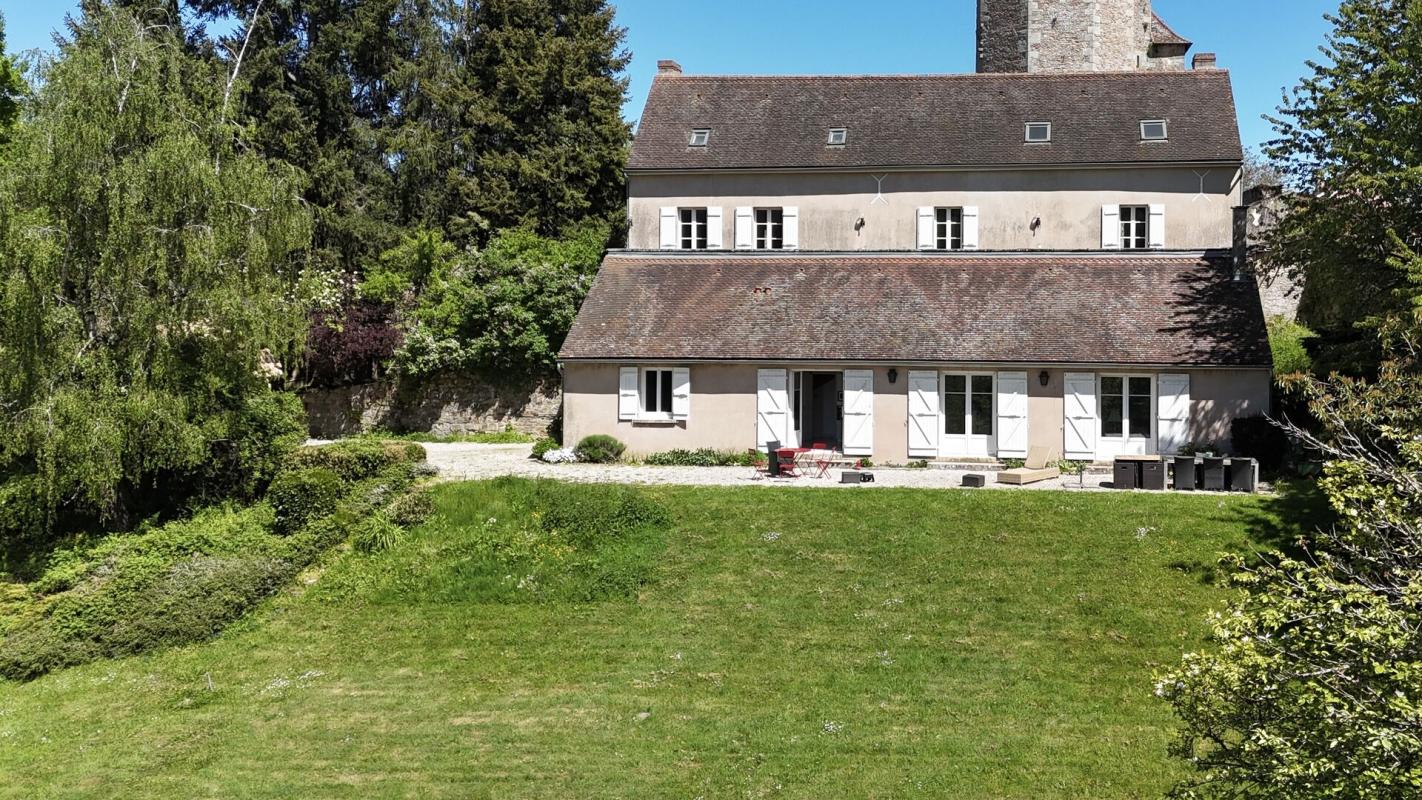 Maison rénovée sur 4 876 m² à vendre avec vue dégagée sur la pleine nature
