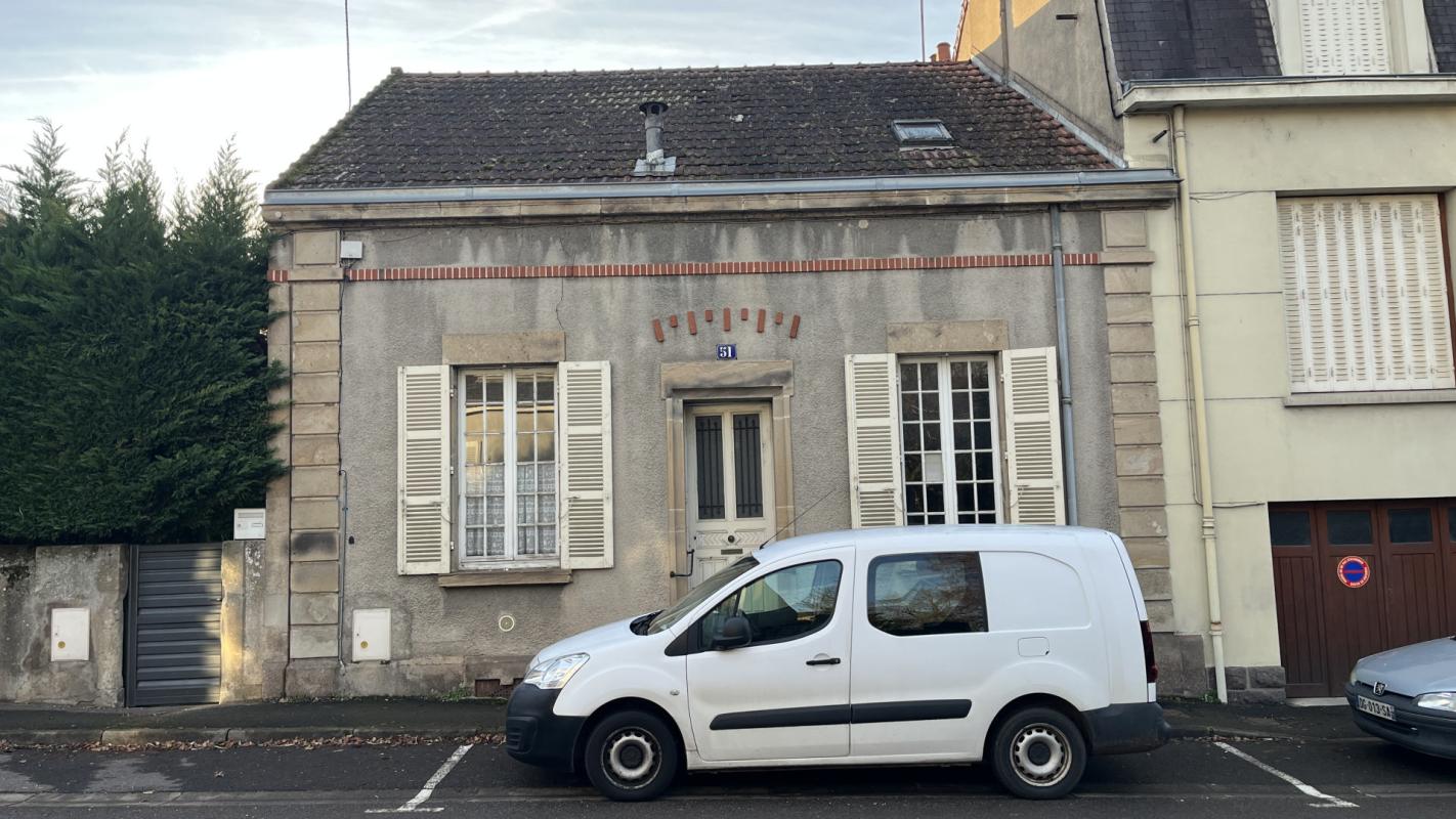 Maison à rénover en centre ville avec petit terrain attenant