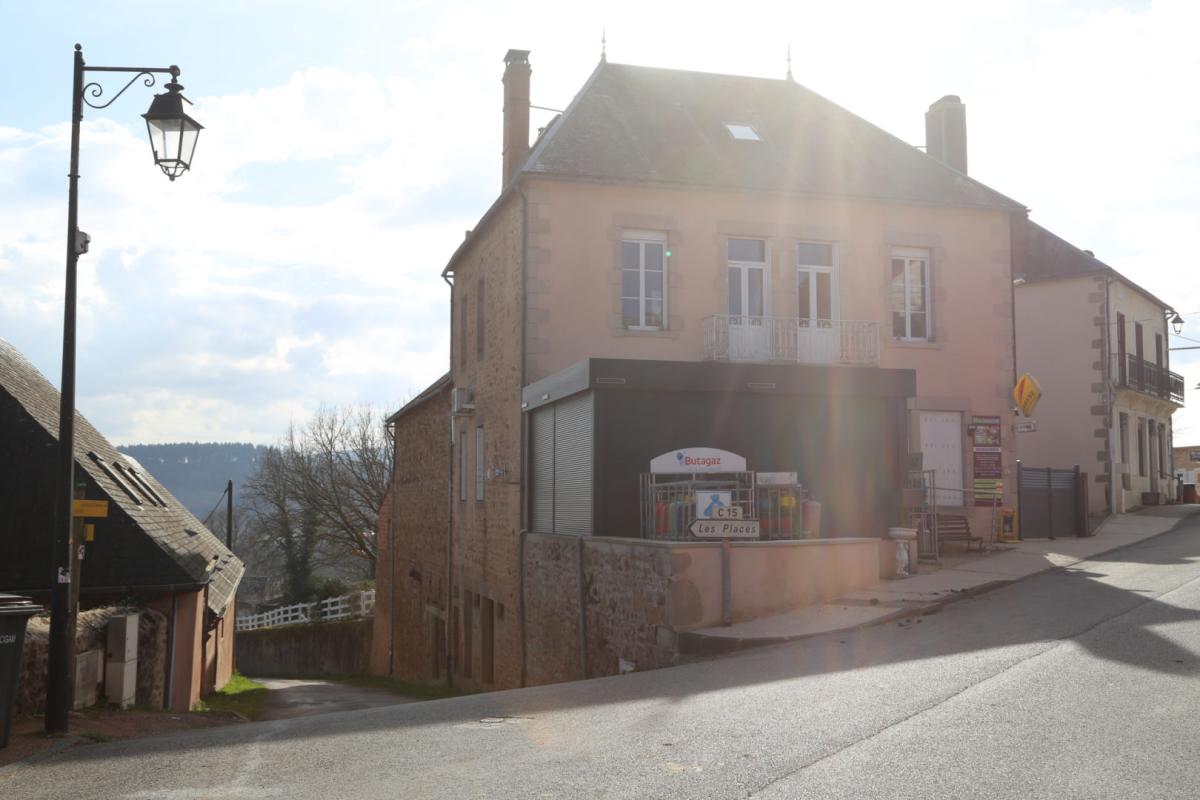 Commerce d'alimentation avec murs commerciaux et habitation en centre bourg