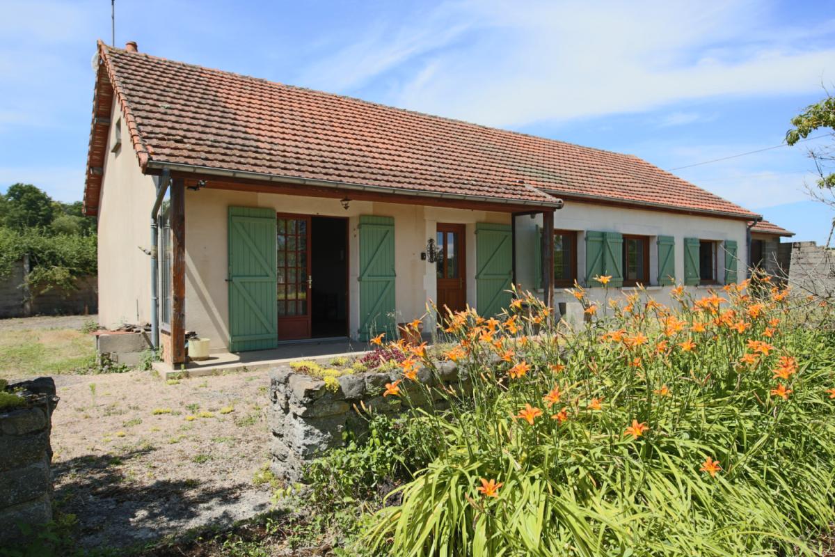 Maison de plain-pied avec dépendances sur 1 283 m² de terrain