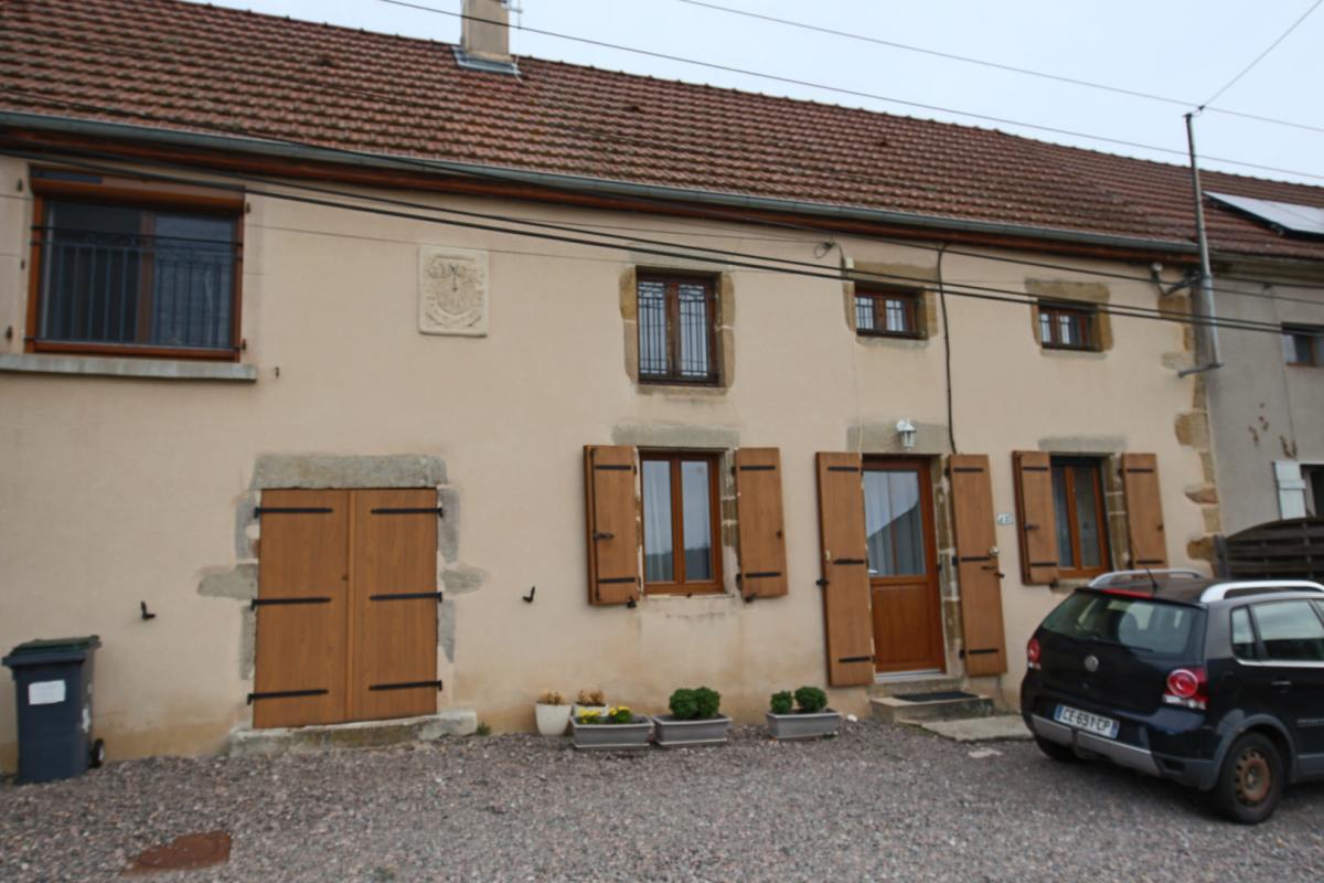 Maison mitoyenne entièrement rénovée ouvrant sur terrain de plain-pied