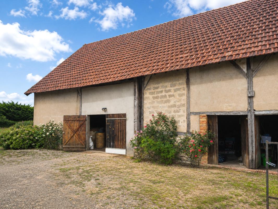 Propriété avec dépendances, grange de 140 m² et terrain constructible à Gergy