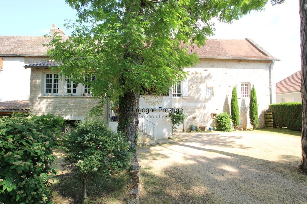 A 10 MIN DE TOURNUS UNE JOLIE MAISON DE VILLAGE EN PIERRE DE 151 M² SUR UN TERRAIN DE 2713 M² - Photo 2