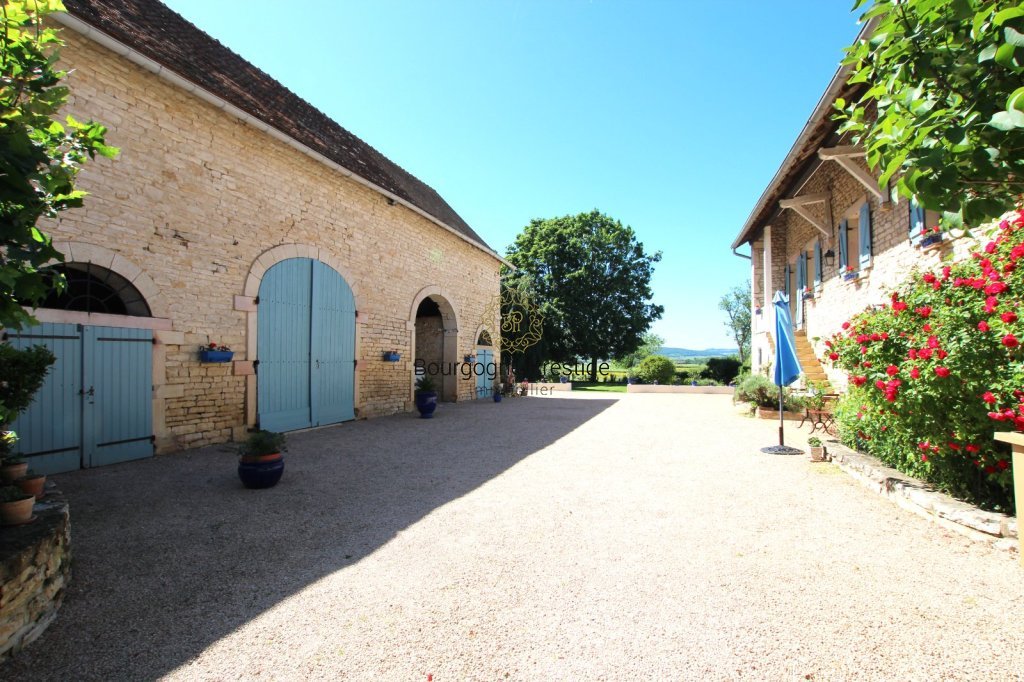 A 10 MINUTES DE ST-GENGOUX-LE-NATIONAL, UNE BELLE PROPRIETE DE CHARME DE 190 M² AVEC GRANDE DEPENDANCE DE 100 M² ET PISCINE - Photo 3