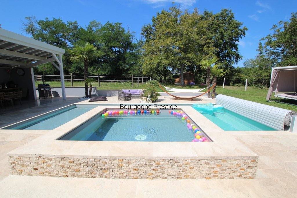 UNE BELLE PROPRIETE RENOVEE AVEC DEPENDANCES EQUESTRES ET PISCINE A DEUX BASSINS - Photo 3