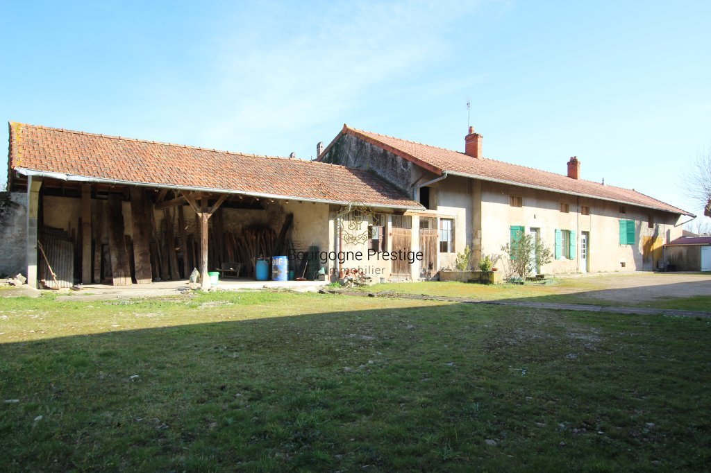 ANCIENNE FERME DE 134 M² ET DE NOMBREUSES DEPENDANCES SUR UN TERRAIN DE 1788 M² - Photo 2