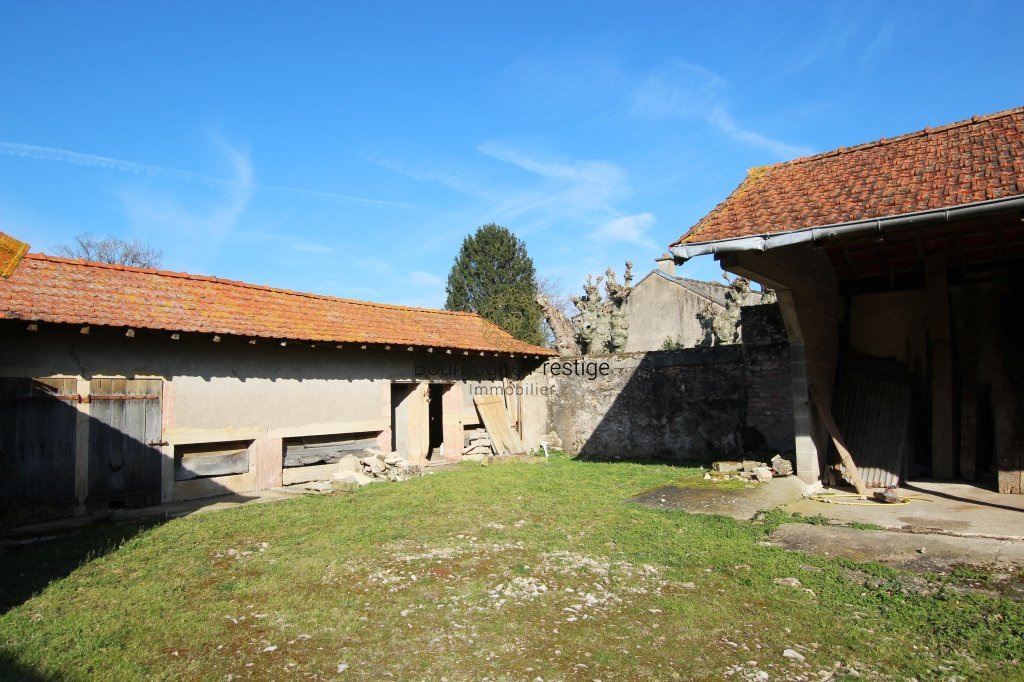 ANCIENNE FERME DE 134 M² ET DE NOMBREUSES DEPENDANCES SUR UN TERRAIN DE 1788 M² - Photo 4