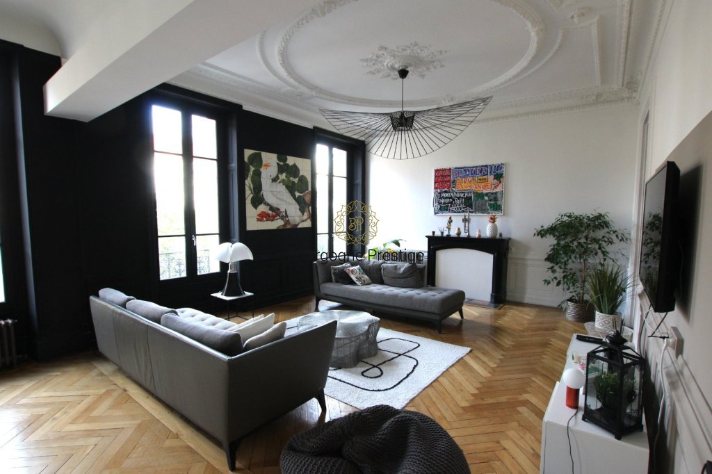 BEL APPARTEMENT HAUSSMANIEN DE 177 M² AU COEUR DE VILLE - Photo 2