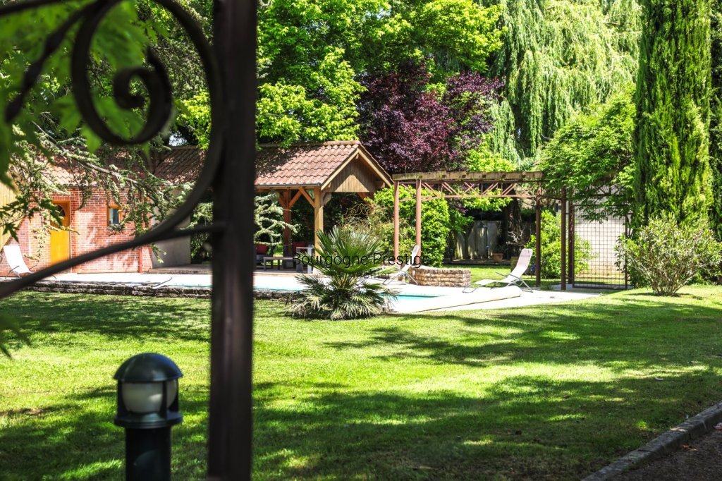A 15 MIN. DE TOURNUS, ANCIEN MOULIN RENOVE DE 270 M² SUR UN PARC DE PRES DE 3 HECTARES - Photo 3