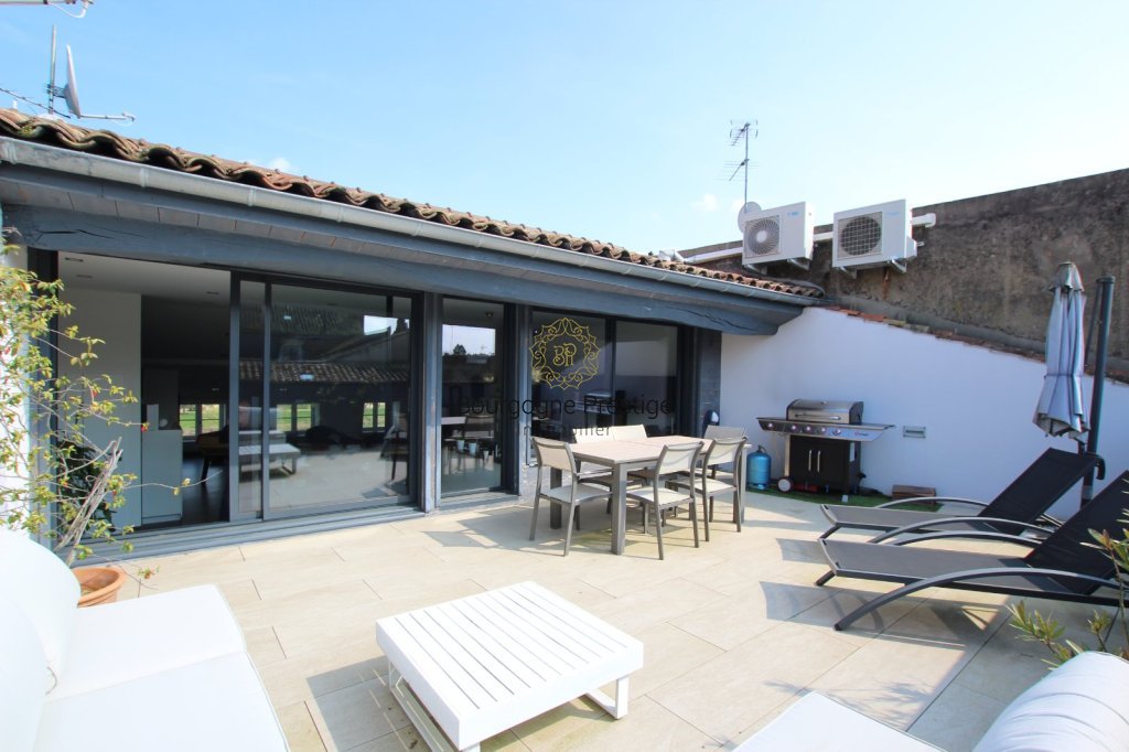QUAIS DE SAONE, APPARTEMENT EN DUPLEX 160 M² AVEC TERRASSE PRIVATIVE ET GARAGE - Photo 2