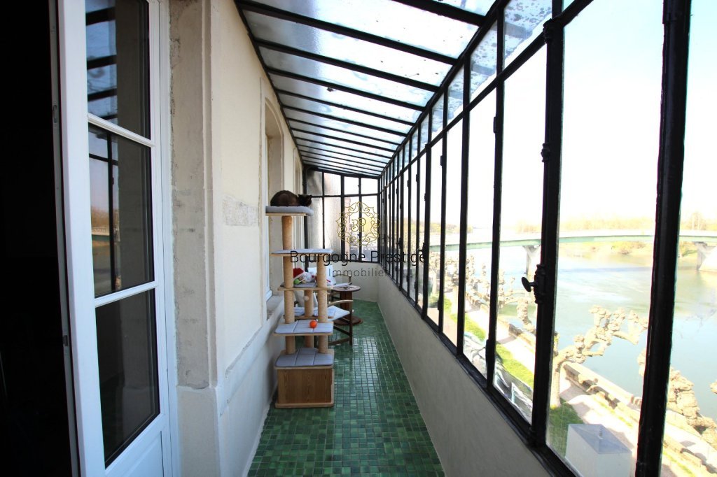 QUAIS DE SAONE, APPARTEMENT EN DUPLEX 160 M² AVEC TERRASSE PRIVATIVE ET GARAGE - Photo 4
