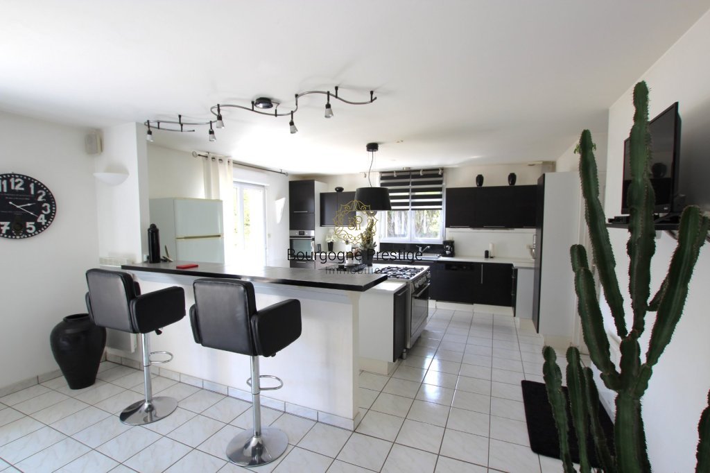 MAISON CONTEMPORAINE  DE CONFORT FAMILIAL CINQ CHAMBRES - 202 M² SUR SOUS-SOL - PISCINE ET GRAND TERRAIN 6310 M² - Photo 4