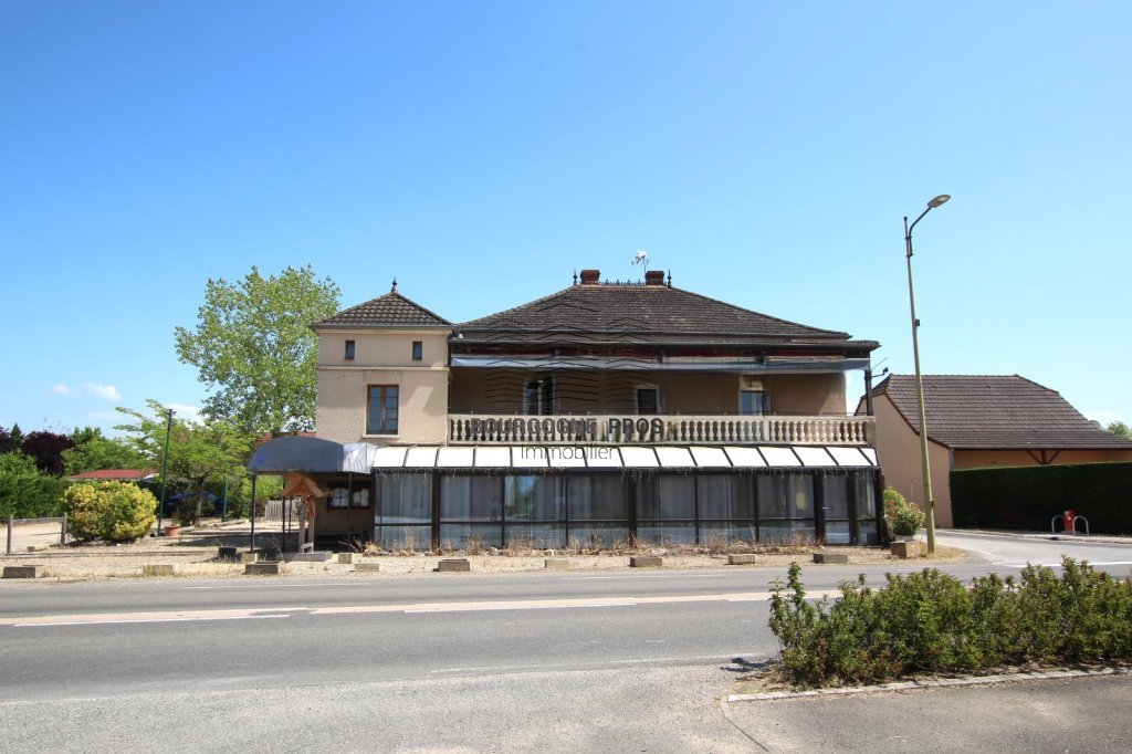 A 15 MINUTES DE TOURNUS, UN BATIMENT DE 609 M²- RESTAURANT BAR, MATERIEL ET MOBILIER DE CUISINE, LICENCE IV ET PARKING CLIENTELE