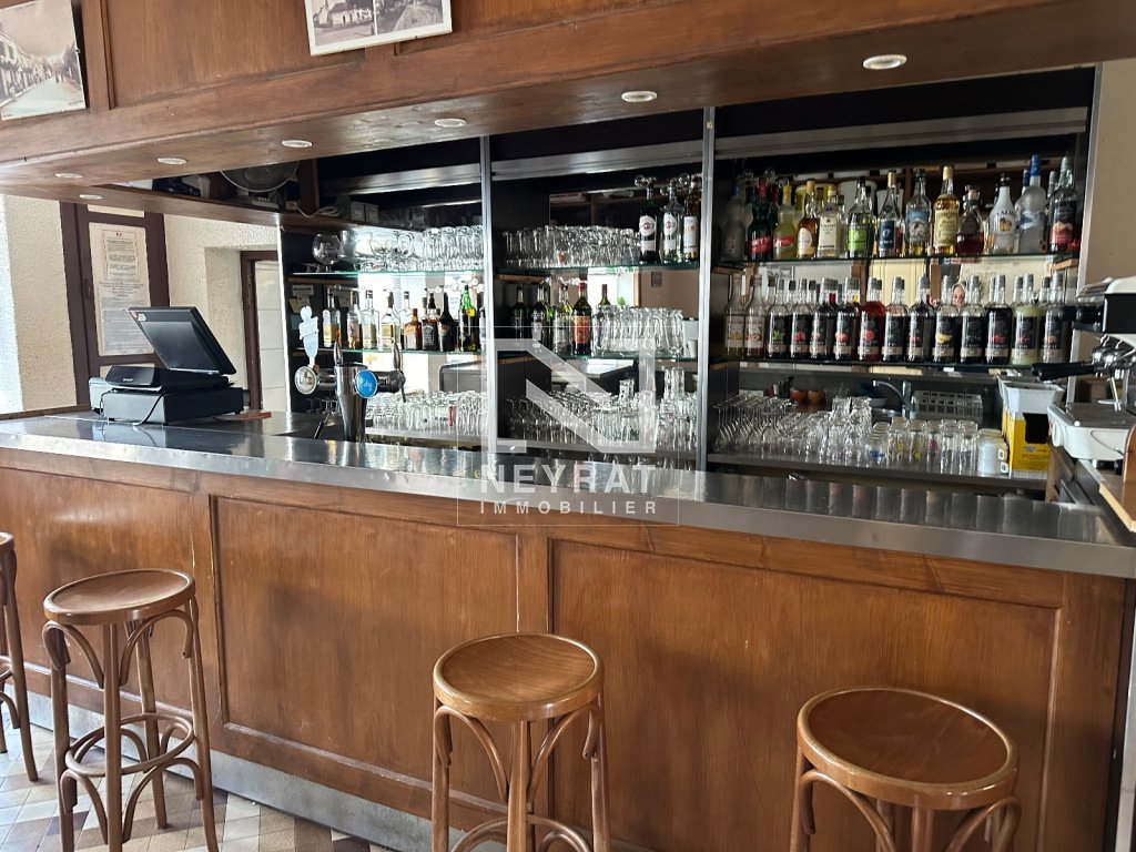 OPPORTUNITÉ EXCEPTIONNELLE – BAR-RESTAURANT CLÉ EN MAIN AVEC LOGEMENT ET POSSIBILITÉ DE GÉRANCE – FORT POTENTIEL À SAINT-YAN