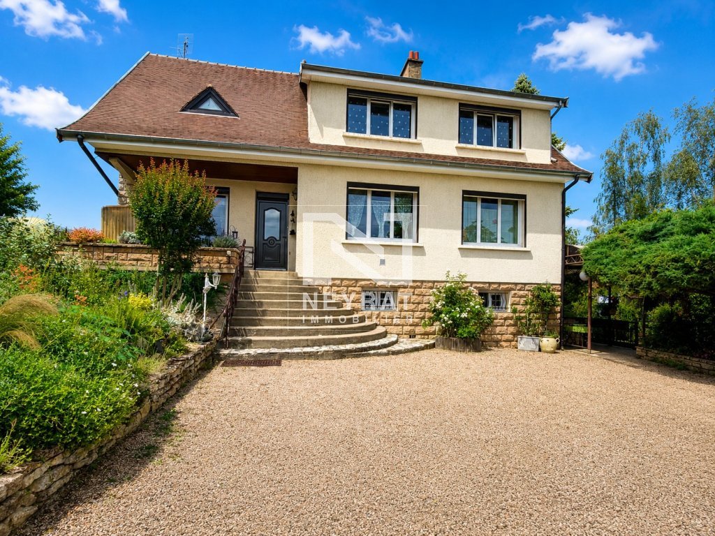 Maison familiale de 196 m² avec 6 chambres, dépendance et grand terrain à Paray-le-Monial