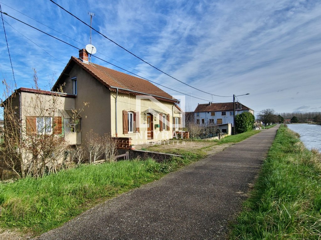 Maison en pierre face au canal, emplacement recherché