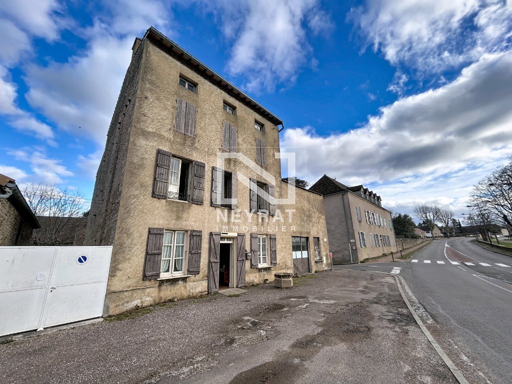 Maison en pierres avec dépendances à rénover
