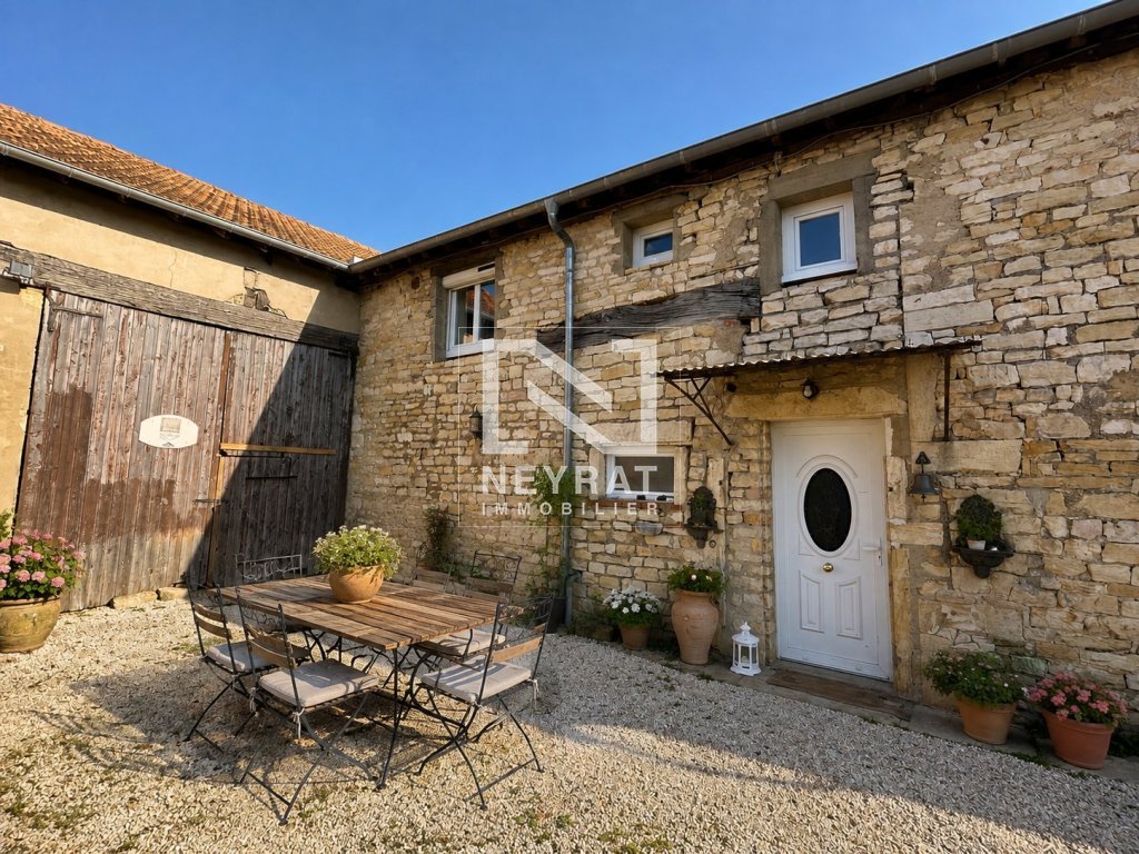 MAISON EN PIERRES AVEC GRANGE ATTENANTE ET GRAND TERRAIN