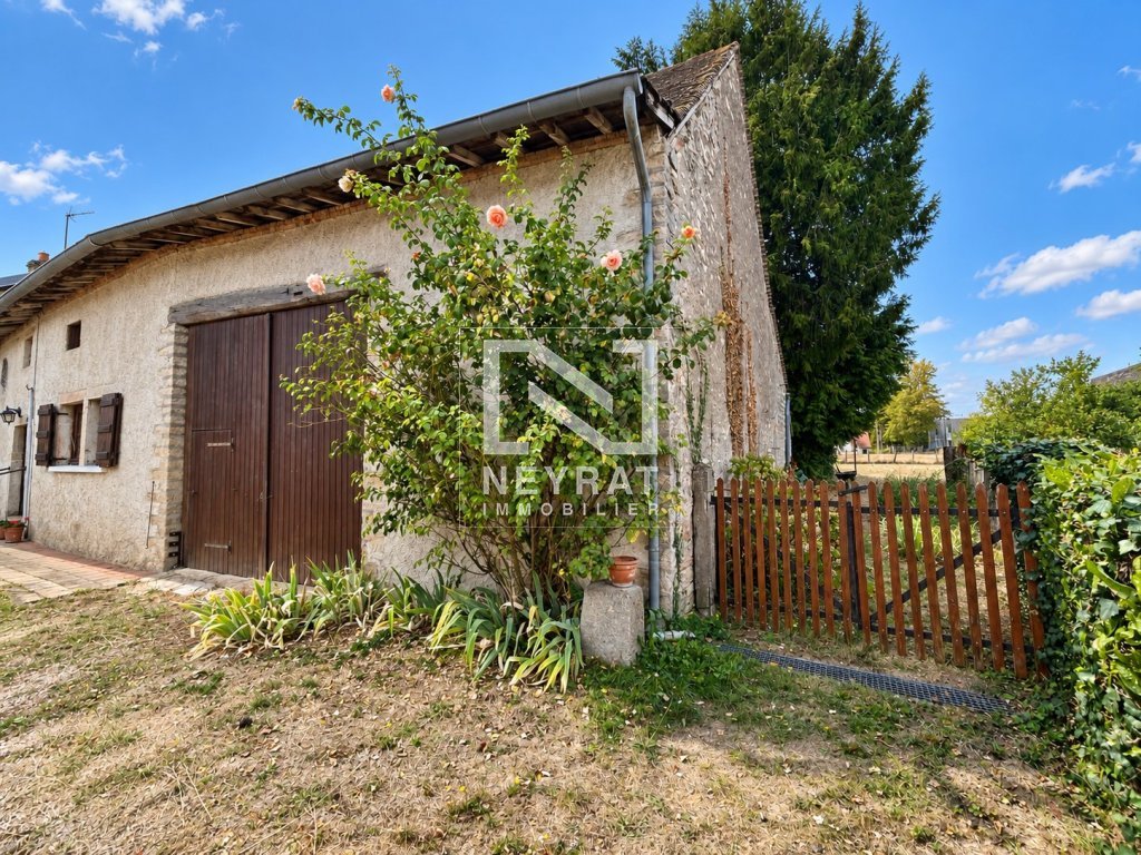 Au calme d'un petit quartier de village, une maison en pierre pleine de potentiel