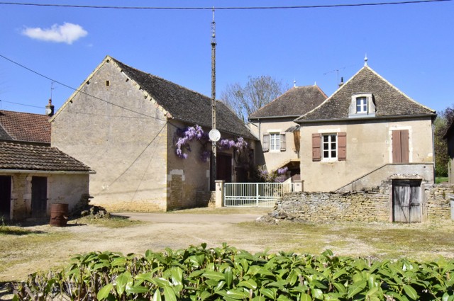 MAISON EN PIERRE AVEC DEPENDANCES
