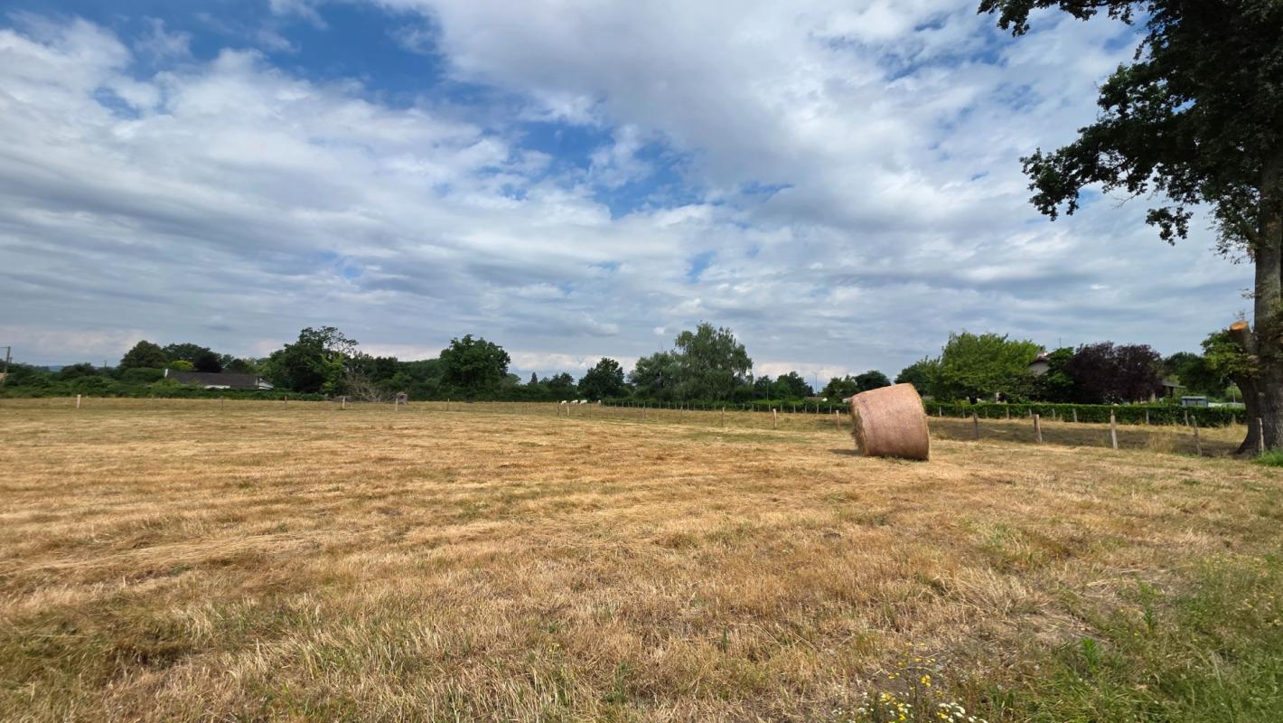 Terrain à bâtir de 1 676 m² : un emplacement de choix à Simandre