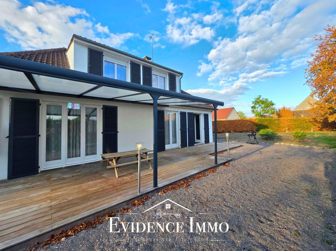 Maison familiale avec vie de plain-pied, double garage et terrain clos