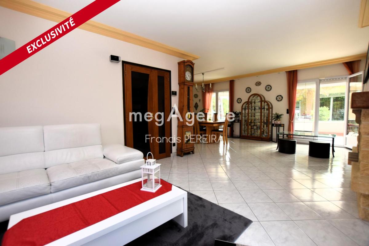 Maison familiale entourée d'un beau jardin avec piscine - Photo 2