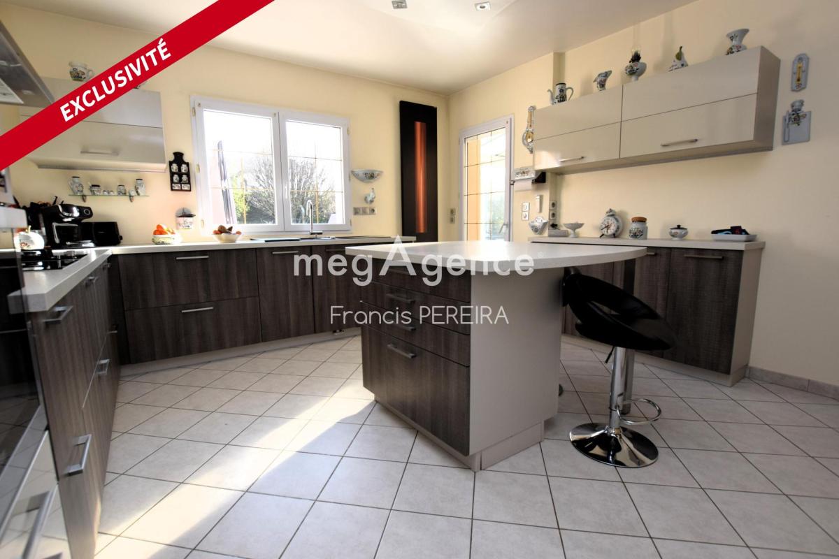 Maison familiale entourée d'un beau jardin avec piscine - Photo 4