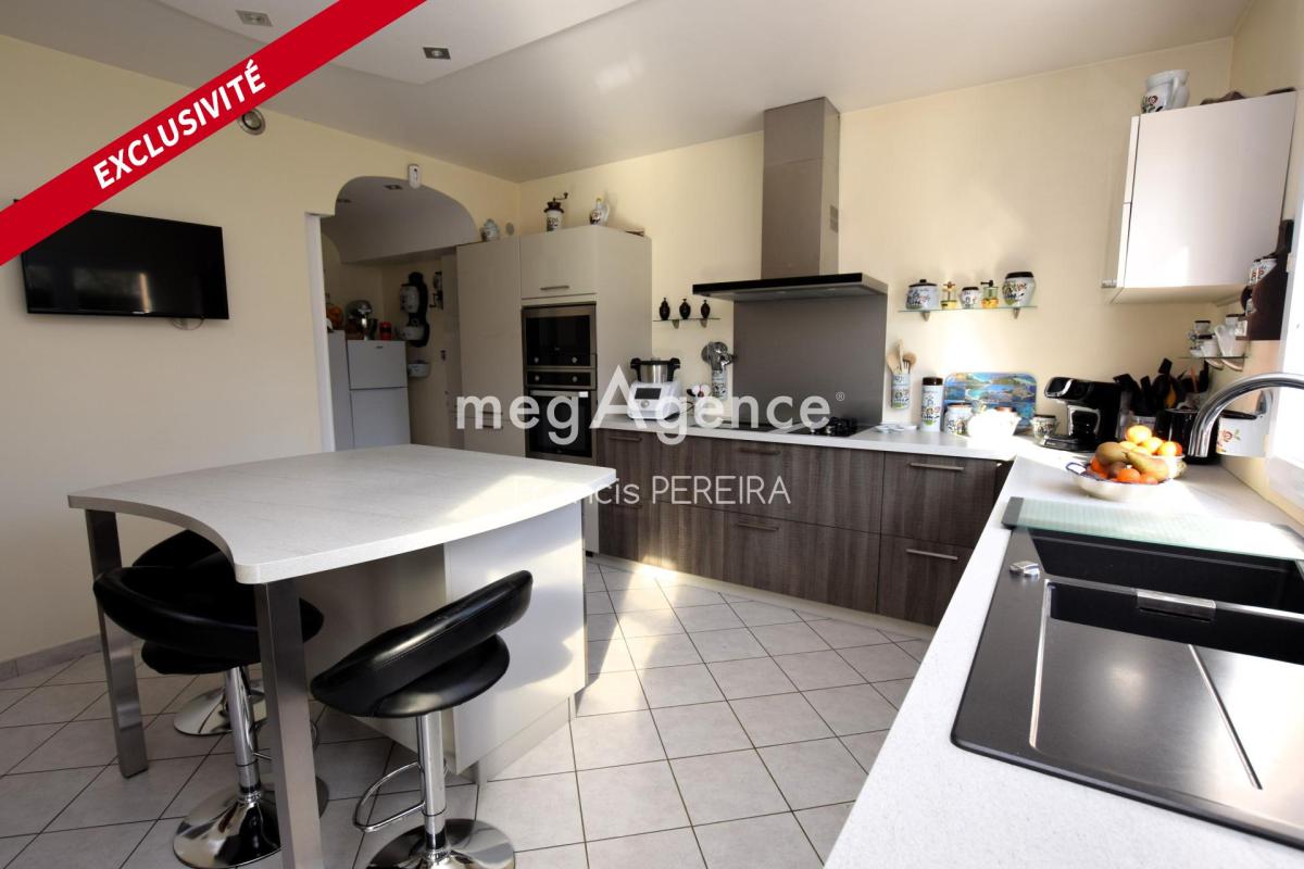 Maison familiale entourée d'un beau jardin avec piscine - Photo 5