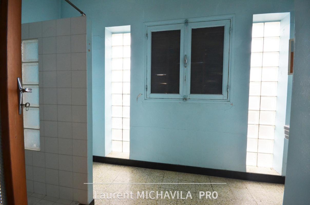 Maison de village de 100m2 à rénover avec grand garage,terrasse et jardin sur une parcelle de 235m2 - Photo 3