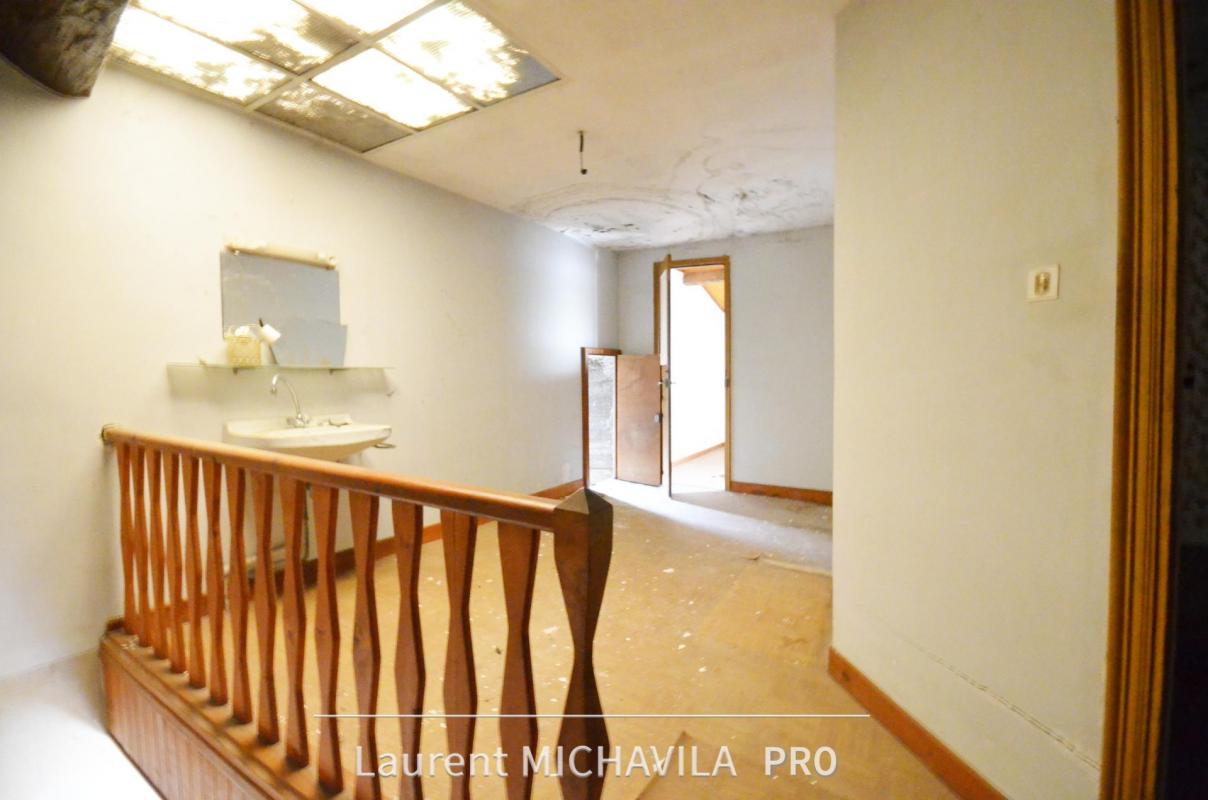 Maison de village de 100m2 à rénover avec grand garage,terrasse et jardin sur une parcelle de 235m2 - Photo 4