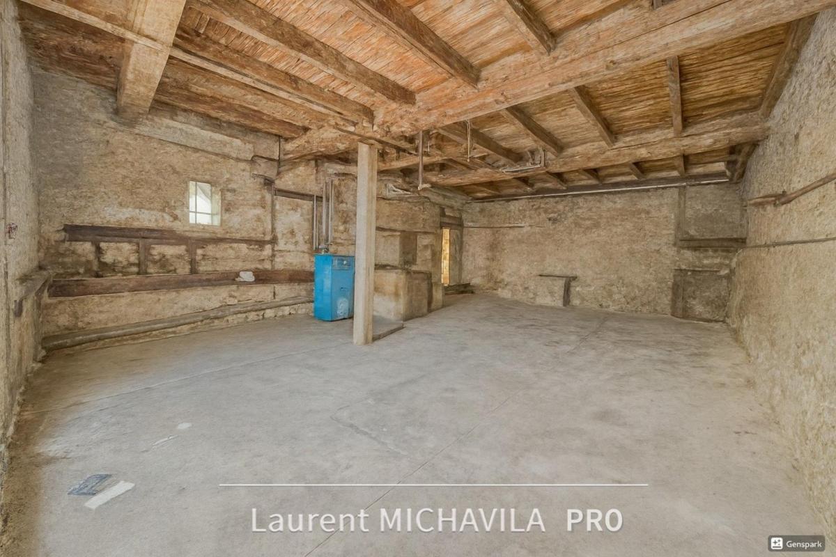 Grande maison de village de 160m2 à rénover avec grands garages,terrasse et jardin sur une parcelle de 460m2☀️ - Photo 4